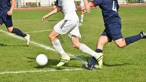 《范德芬揭秘：赛季初目标五球，与罗梅罗深情兄弟情谊展露无遗！》