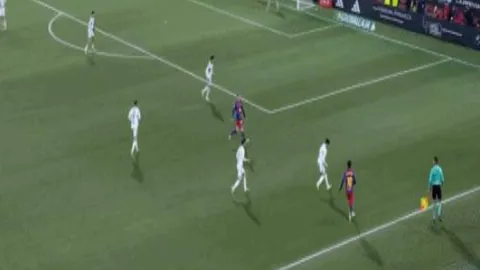 10月26日NBA常规赛：太阳对阵詹姆斯巅峰对决精彩瞬间